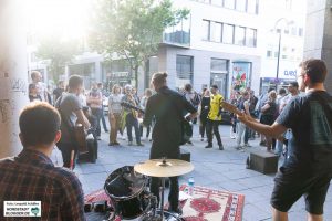 Die kleinen, improvisierten Bühnen im Brückstraßenviertel hatten ihren ganz eigenen Charme.