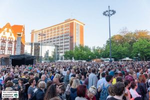 Am Samstag Abend strömten die Massen auf den Friedensplatz und in den Stadtgarten.