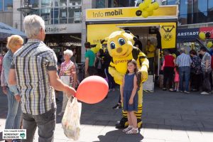 Auch BVB-Maskottchen Emma war unterwegs, um die Kids zu bespaßen.