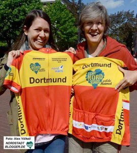 Annika Ziemer vom Quartiersmanagement und Andrea Niesing vom Radsportverein Dortmund freuen sich über die neuen Trikots. Foto: Alex Völkel