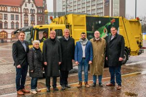 Schickten den Müllwagen-im März auf den Weg: Matthias Kozka, Barbara Heinz, Klaus Wegener, Jörg Stüdemann, Talal El-Hussein, Klaus Niesmann und Frank Hengstenberg.