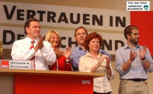 Bundeskanzler Gerhard Schröder auf Wahlkampftour in Dortmund 2005. Archivbild: Alex Völkel