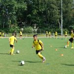 30 junge Spieler von BuntkicktGut nehmen am BVB Training teil. Foto: Ole Corneliussen