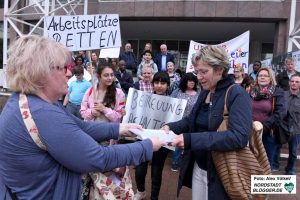 Anke Staar von den Stadteltern überreichte Daniela Schneckenburger 600 Unterschriften.