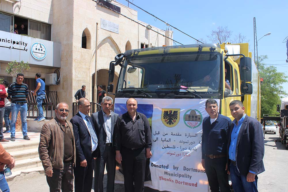Es freuen sich (von links) Walid Sweity, Stadtdirektor, und der ehemalige Bürgermeister Prof. Amro sowie weitere Mitarbeiter der Stadt Dura.