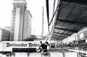 Die Verladung von Flaschenbier bei der DAB an der Rheinischen Straße 1968.