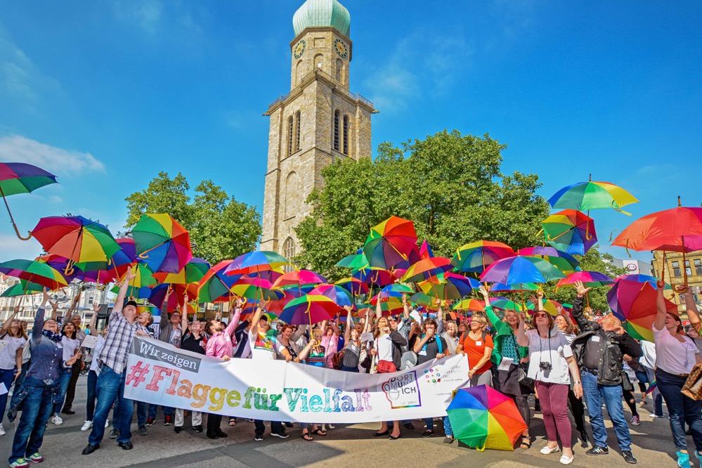 Der Flashmob „Flagge zeigen für Vielfalt“ fand in der City statt. Foto: Roland Gorecki