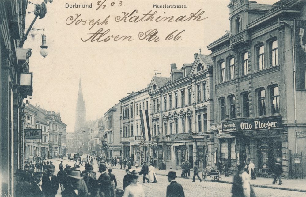 Blick durch die Münsterstraße nach Norden um 1905. Das zweite Haus von rechts - mit heraushängender Fahne - ist das Haus Münsterstr. 17/19. Hier war die Feuerkugel eingerichtet. (Slg. Klaus Winter)