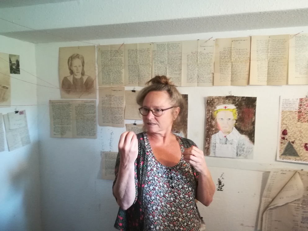 KulturBusFahrt - Sasuanne Grytzka erklärt ihre Installation mit Briefen ihrer Eltern