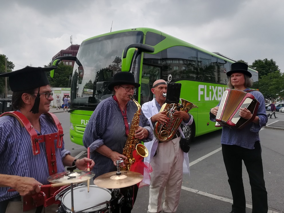 KunstBusFahrt, dadaistischer Musikempfang