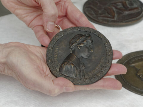 Medaille mit dem Portrait von Elkans Frau Hedwich Hedwig, geb Einstein, Widmung „MEINE LIEBE FRAU“, 1924