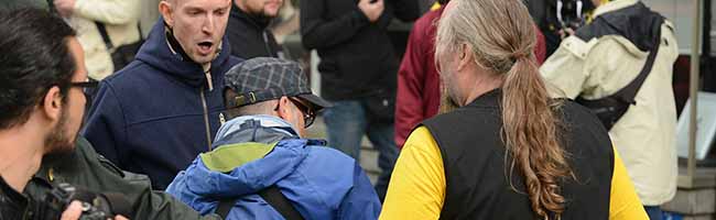 Neonazis -mit Pfefferspray in der Hand - bedrängen und attackieren während einer Demo Fotografen - Alltag in Dortmund.