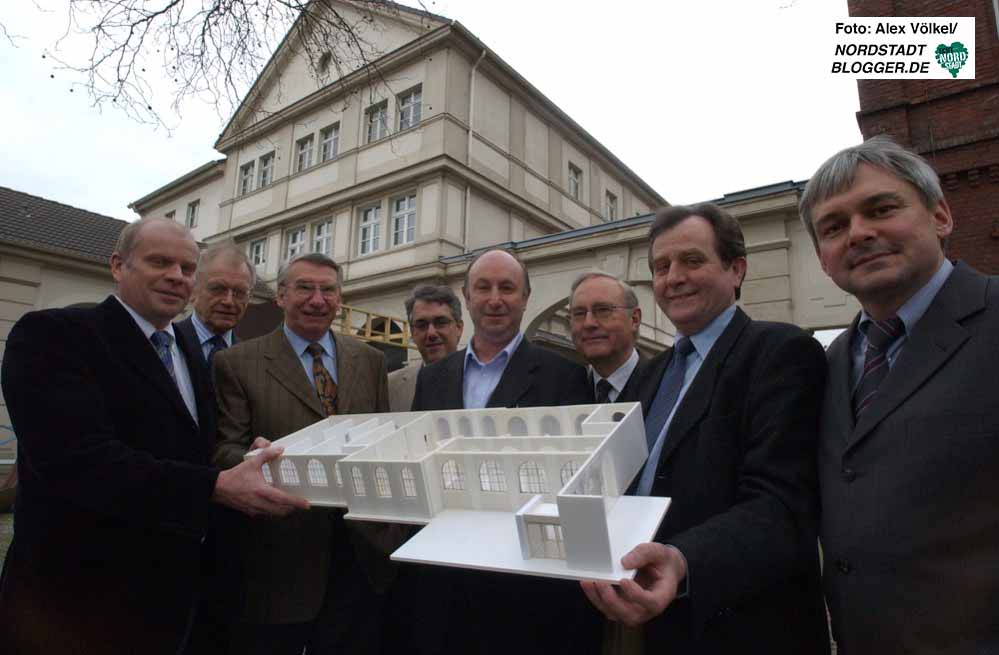 Gruppenfoto zur Projektvorstellung: 2004 wurde die Idee für das Hoeschmuseum vorgestellt. Archivbild: Alex Völkel