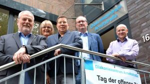 Ratsmitglied Michael Taranczewski (v.l.), Vorsitzender des Sozialausschusses der Stadt Dortmund, Diakonie-Geschäftsführerin Anne Rabenschlag, Sozialdezernentin Birgit Zoerner, Michael Stache, stellvertretender Superintendent des Evangelischen Kirchenkreises Dortmund und Diakonie-Fachbereichsleiter Rainer Klein bei der Eröffnung des Diakoniezentrums Arndtstraße. Foto: Diakonie