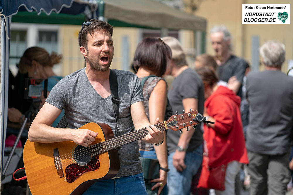 Hofmärkte in der Nordstadt 2018. Boris Gott spielt im Hof der Schlosserstraße 67