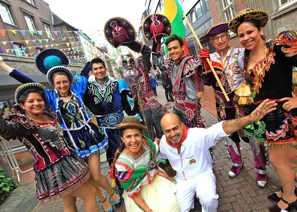 LickLike, Amigos de Bolivia, Mercedes Mena Garcia de Köppen im Vordergrund kniend