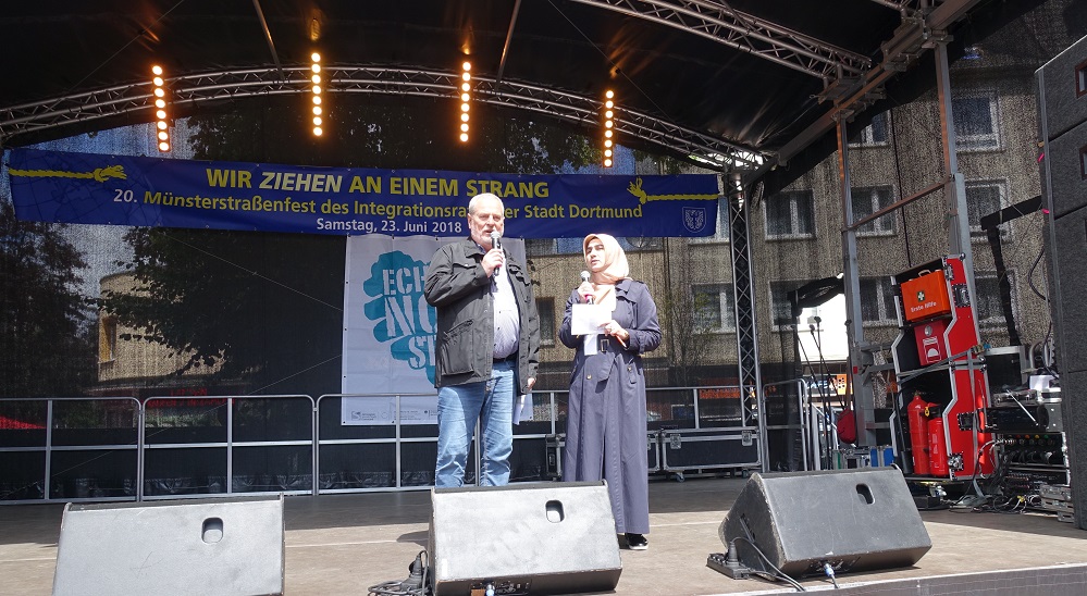 Münsterstraßen Fest 2018 Das Moderatoren Team auf der Bühne vor der St. Joseph Kirche