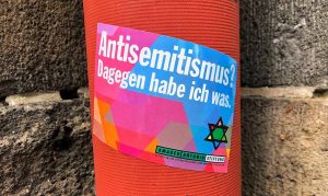 „Antisemitismus - Dagegen habe ich was.“ Aufkleber in der Nordstadt. Foto: Alex Völkel