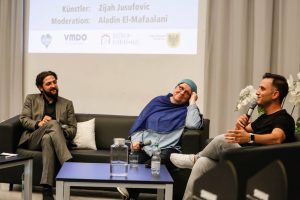 2018.06.22 Dortmund Talk im DKH zu Gast am Helmholz-Gymnasium, v.l. Moderator, Imamin Rabeya Müller un Comedian