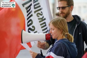 Die Linksjugend informiert an der Reinoldikirche über das neue Polizeigesetz NRW