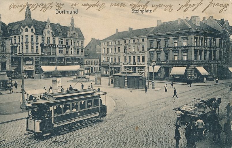 Die Straßenbahn am Steinplatz um 1905. Hier begann am 1. Juni 1881 die Dortmunder Straßenbahngeschichte, allerdings wurden die ersten Bahnen von Pferden gezogen. Bilder: Sammlung Klaus Winter