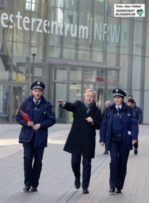 ^Polizeipräsident Gregor Lange (Mitte) hat die Videobeobachtung angeordnet.