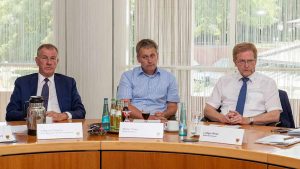 Ludger Wilde (re.) freut sich über das große Interesse der Möbelunternehmen am Standort Dortmund. Foto: Roland Gorecki