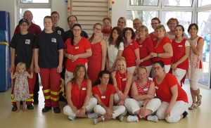 Das Gruppenbild zeigt die Teams von Sandkorn und Zwergenland samt dem Jugend-DRK.