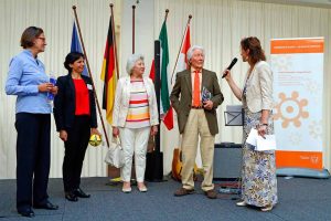 Bürgermeisterin Birgit Jörder und die Vorsitzende des Integrationsrates Aysun Tekin ehrten den älteste Neubürger.