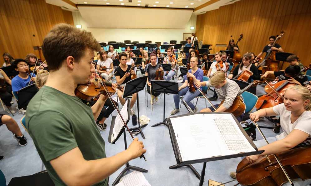 Das Dortmunder Jugendsinfonieorchester probt mit Finnen für eine Konzertreise. 
