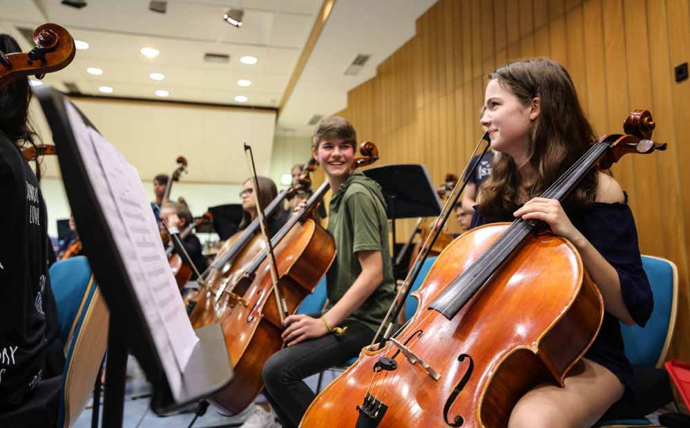Das Dortmunder Jugendsinfonieorchester probt mit Finnen für eine Konzertreise. 