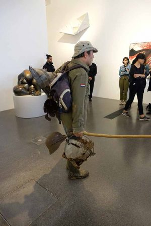 Im Vorbeigehen wirkt die Skulptur so echt, als sei sie ein normaler Museumsbesucher.