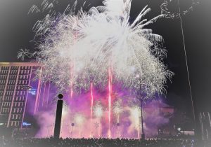 Das traditionelle Musikfeuerwerk der Dortmunder DEW21- Museumsnacht über dem Friedensplatz. Foto: Bernd Schmuck