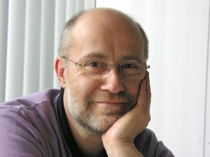 Prof. Dr. Harald Lesch, LMU München hält seinen Vortrag „Vom denkenden Menschen zum Knecht der Algorithmen“ im Rahmen der Highlights der Physik. Foto: Harald Lesch