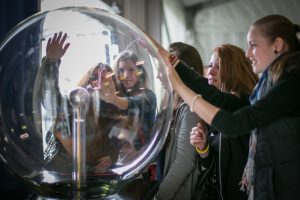 Zum 50. Jubiläumsjahr der TU Dortmund kommen die „Highlights der Physik“ im September nach Dortmund. Unter dem Motto „Herzrasen“ feiert das Wissenschaftsfestival seinen Abschluss während der DEW21-Museumsnacht. Foto: Highlights der Physik/ Offer