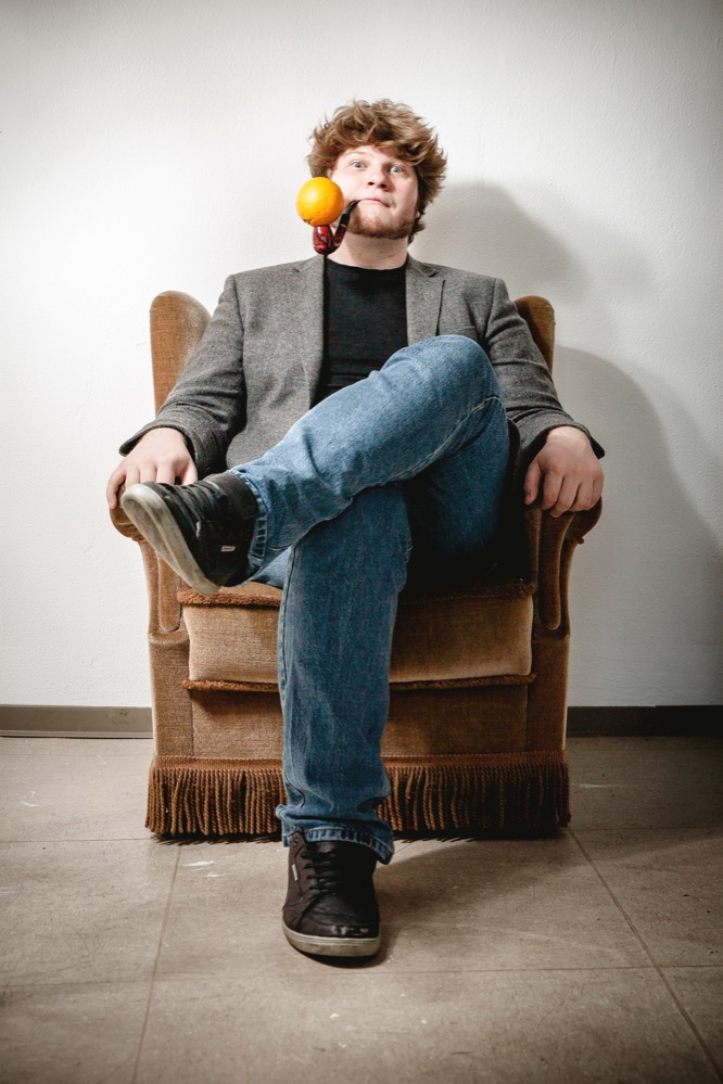 Jan Phillip Zymny präsentiert sein Soloprogramm „Kinder der Weirdness“ in der DASA. Foto: Anna-Lisa Konrad
