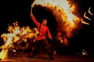 Mit der spektakulären Fiurfaro Feuershow klingt die DEW21-Museumsnacht vor dem Kindermuseum Adlerturm aus. Foto: bildimblick