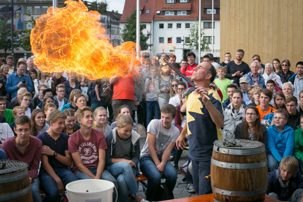 Bei der Wissenschaftsshow von Magic Andy (Dr. Andreas Korn-Müller) tanzen die Discolichter, es raucht und qualmt, knallt und kracht, es brodelt und zischt – ein atemberaubendes Spektakel, das schlau macht. Fotos: Offer&Offer/ Highlights der Physik