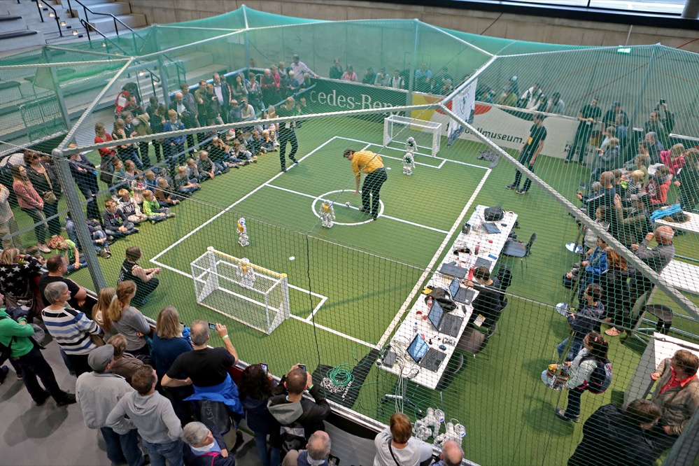 Roboterfußball ist die faszinierende Kombination aus dem weltweit beliebtesten Mannschaftssport und innovativer Technologie. Zu sehen ist im Deutschen Fußballmuseum das Roboterfußballteam „Nao Devils“. Foto: Deutsches Fußballmuseum