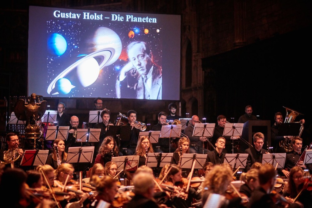 Das Universitätsorchester der TU Dortmund präsentiert Gustav Holsts Suite „Die Planeten“. Der Astrophysiker Harald Lesch begleitet die Musiker mit Einwürfen zum Forschungsstand rund um die Planeten unseres Sonnensystems. Foto: Gerrit Cramer