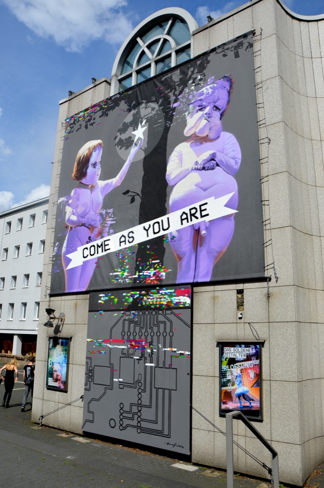 Außenansicht auf das Schauspielhaus Dortmund mit dem Slogan ,,COME AS YOU ARE‘‘. Foto: Sander