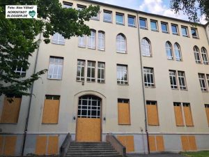 Der Altbau der Anne-Frank-Gesamtschule soll abgerissen und Platz für zwei neue Schulgebäude machen.