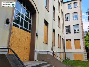 Der Altbau der Anne-Frank-Gesamtschule soll abgerissen und Platz für zwei neue Schulgebäude machen.