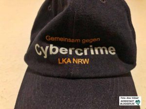 Die Kritik an der Cybercrime-Abteilung ist im „Langen August“ offensichtlich. Nun war genau diese Abteilung zur Razzia vor Ort.