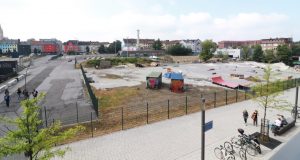 Blick von den neuen Berufskollegs auf die Baufläche im Vordergrund. Foto: Karsten Wickern