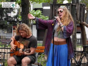 Das Duo Fadenlos unterhielt mit Gitarre, Akkordeon und lyrischem Gesang.