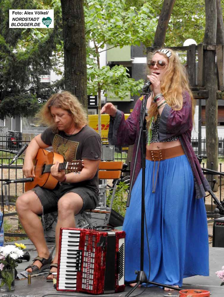 Das Duo Fadenlos unterhielt mit Gitarre, Akkordeon und lyrischem Gesang.