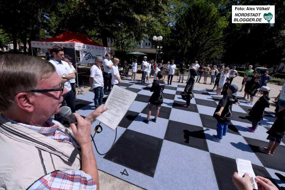 Gerd Kolbe moderiert eine Schachpartie auf dem Nordmarkt. Foto: Alex Völkel