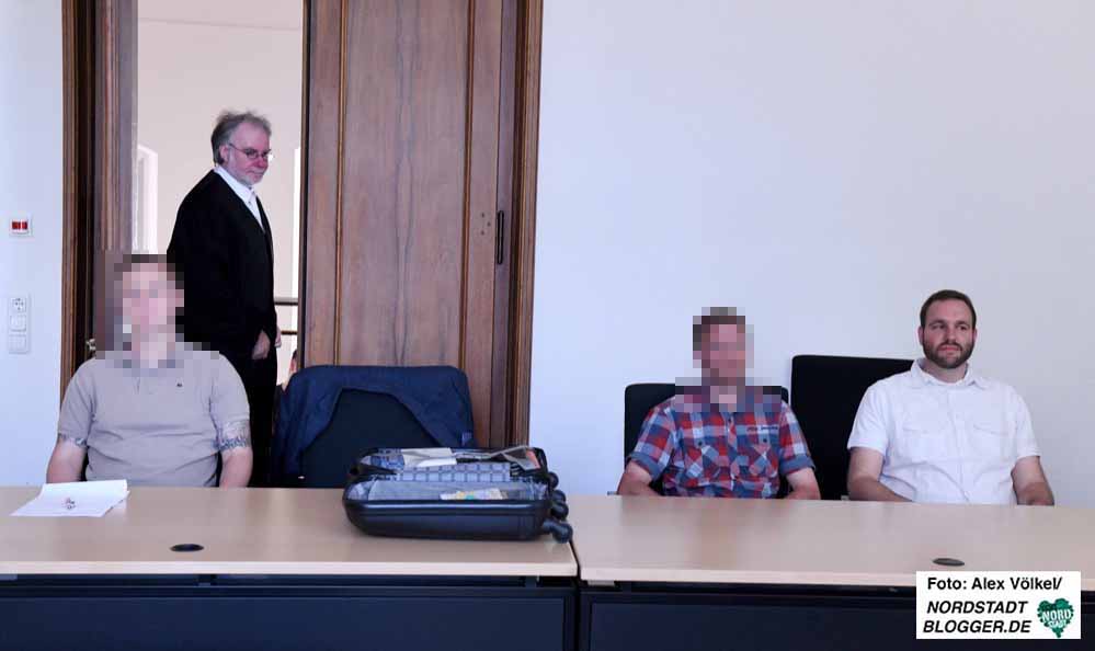 Sascha Krolzig (re), M.D. (li) und P.Z. (mi) - mit Rechtsanwalt Picker - stehen in Dortmund vor Gericht.