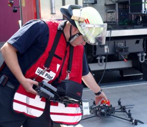 Ein Feuerwehrmann mit einer Form von Rettungsrobotik: einer Flugdrohne.